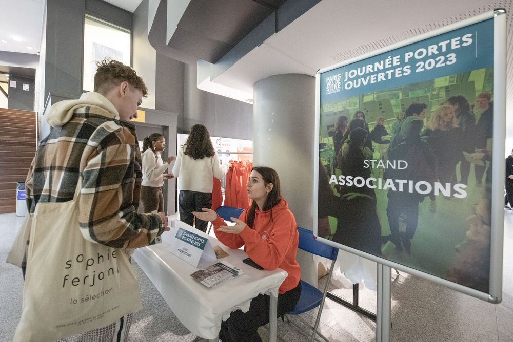 Stand associatif lors d'une journée porte ouvertes