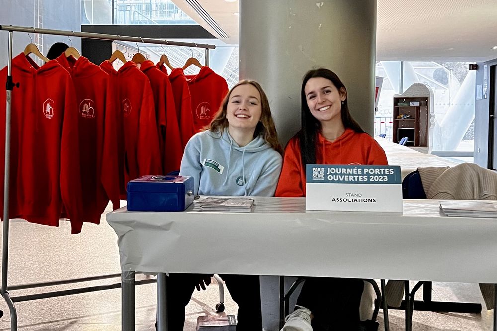 Stand associatif lors d'une journée porte ouvertes