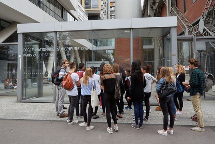 Étudiants en école d'architecture attende devant le bâtiment 
