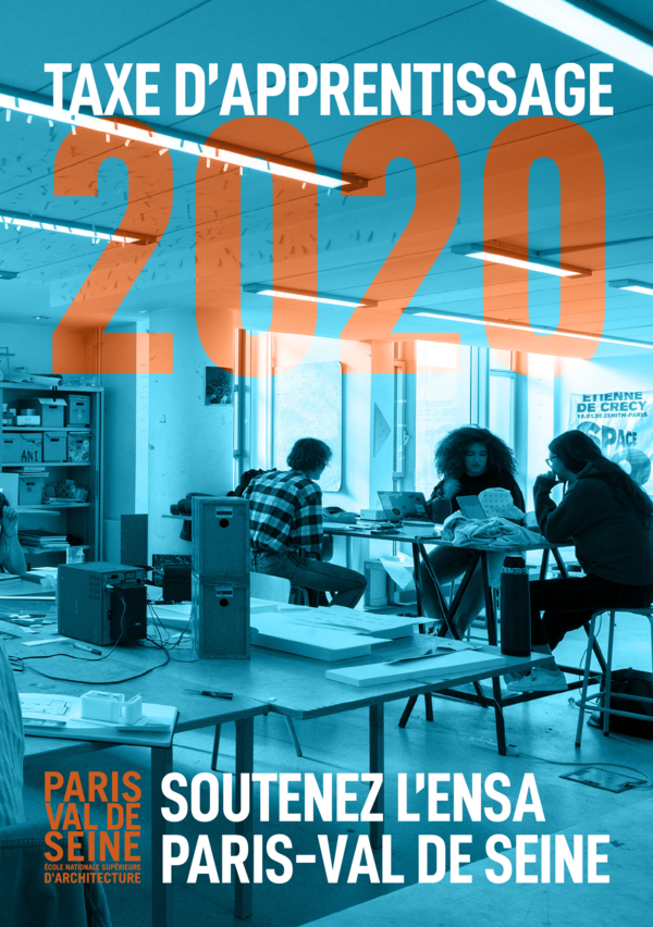 étudiantes et étudiants travaillant en petits groupes dans un atelier