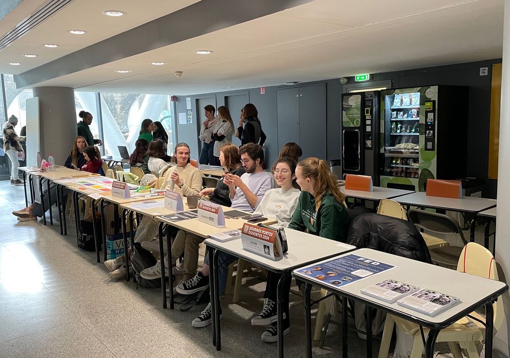 Stand associatif lors d'une journée porte ouvertes