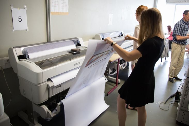 étudiantes utilisant les imprimantes de l'ensa