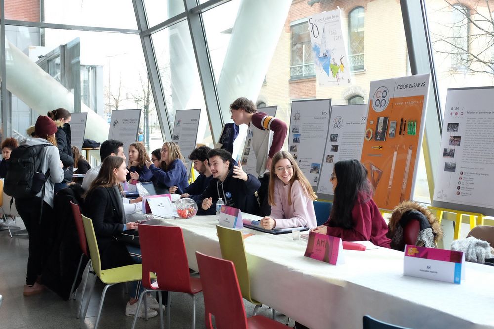 Stand des associations lors d'une journée porte ouvertes