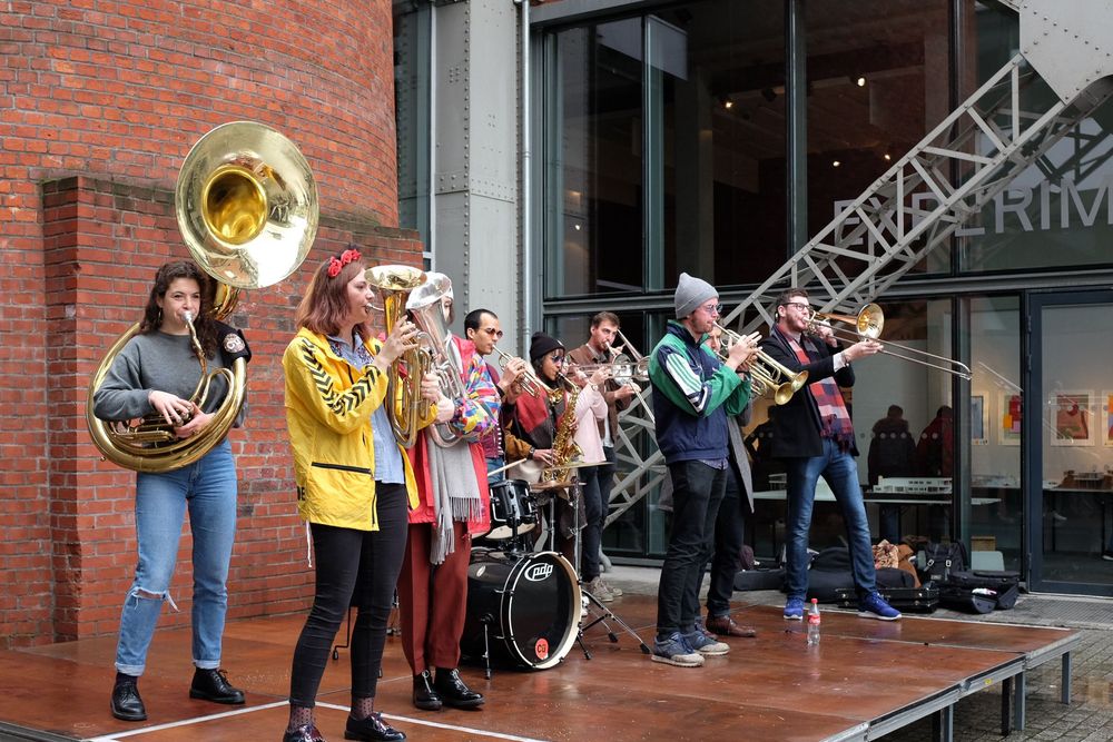 Une des fanfares de l'ENSA Paris-Val de Seine dans la cour de l'École