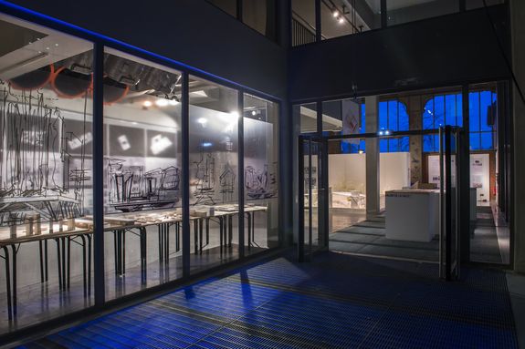 Locations d'espaces à l'ENSA Paris-Val de Seine passage entre la salle d'expérimentation et la salle d'exposition