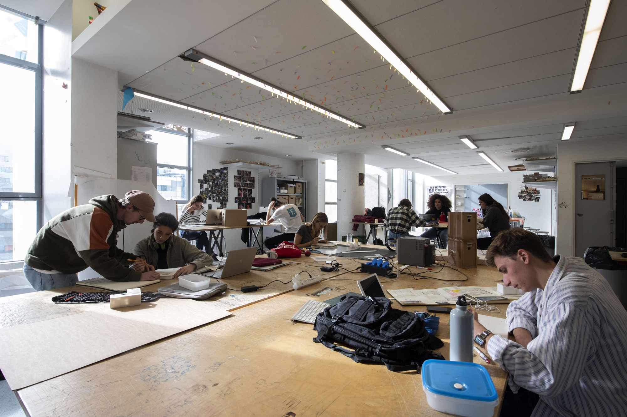 des étudiants de l'ENSA Paris-Val de Seine qui travaillent dans leur atelier